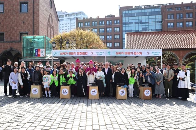 '철조망 십자가 프로젝트' 개막식