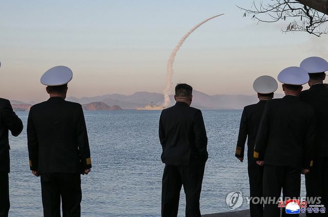 김정은, 구축함서 미사일 발사 참관