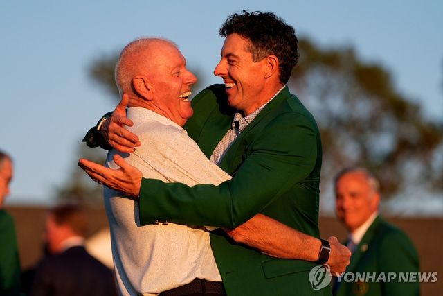 아버지와 우승의 기쁨 나누는 매킬로이(오른쪽)