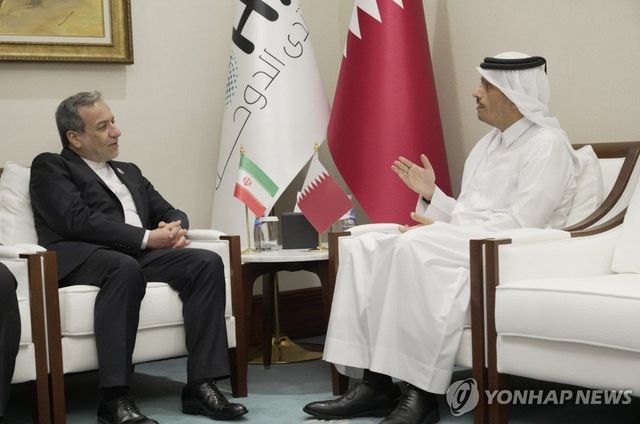 2024년 12월 7일 도하에서 만난 알사니 카타르 총리와 아라그치 이란 외무장관