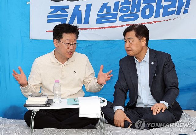 얘기 나누는 안호영 의원과 김관영 전북도지사