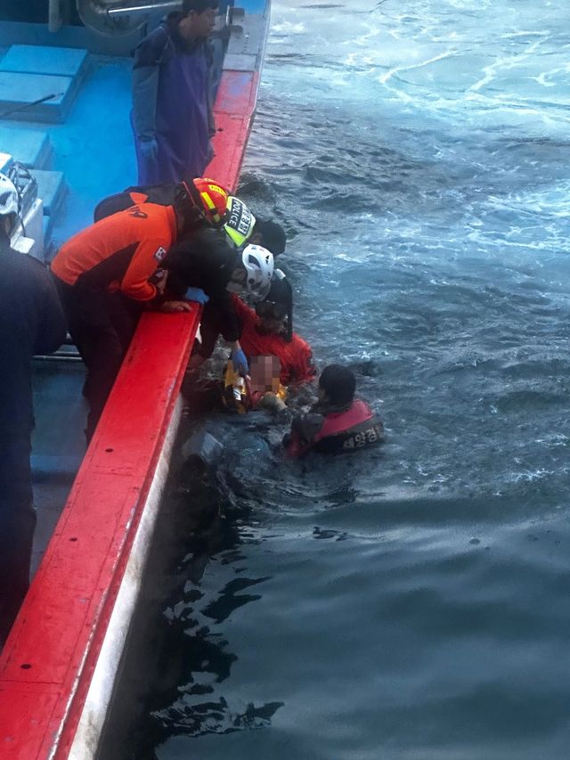 동해 묵호항 작업자 구조