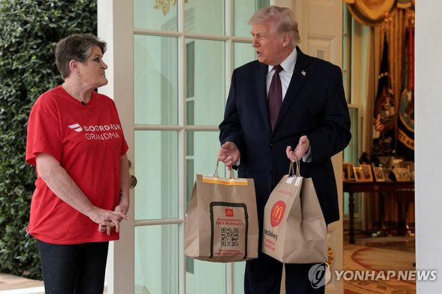 '도어대시' 배달기사에게서 버거세트 받는 트럼프