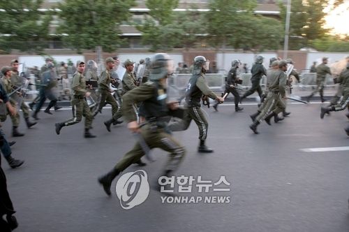 시위진압에 나선 이란 경찰