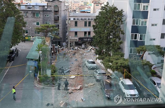 청주 음식점서 LP 가스 폭발…현장 처참