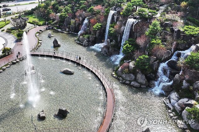 초여름 날씨, 폭포공원 찾은 시민들