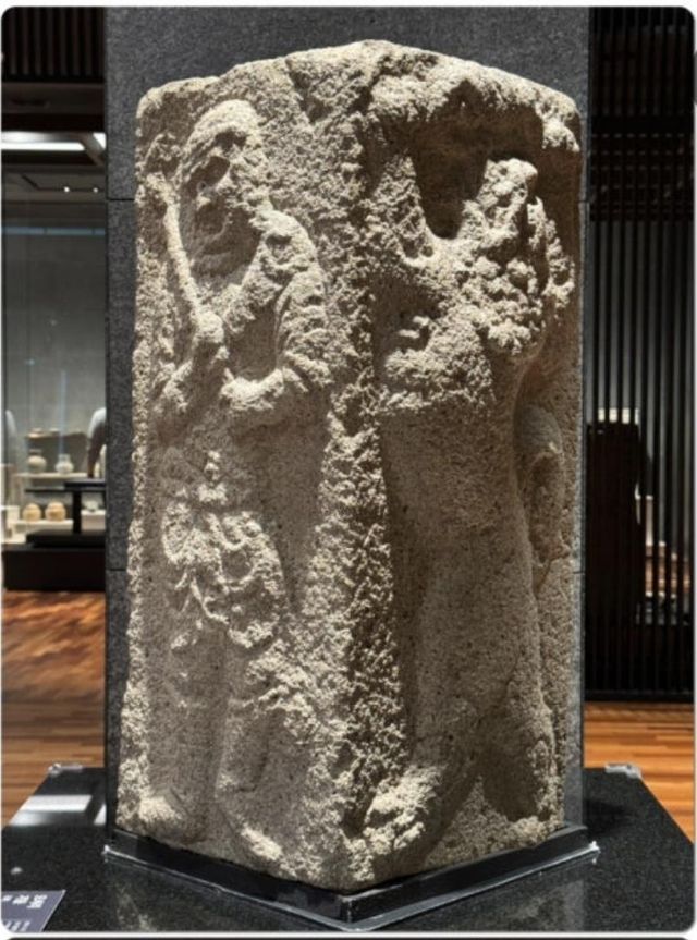 국립경주박물관에 전시된 구정동 방형분 모서리돌