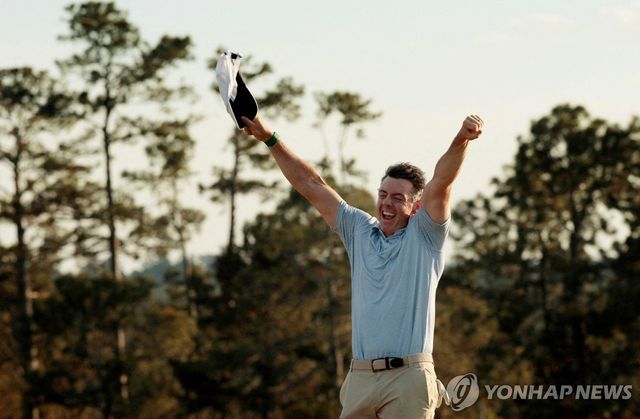 우승 세리머니 펼치는 매킬로이