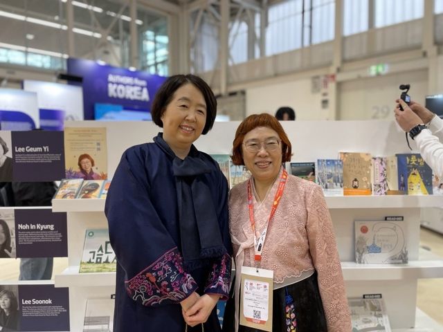 2026 볼로냐 국제아동도서전에 참석한 이금이(오른쪽) 작가