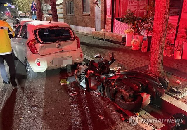 사고 난 오토바이와 승용차