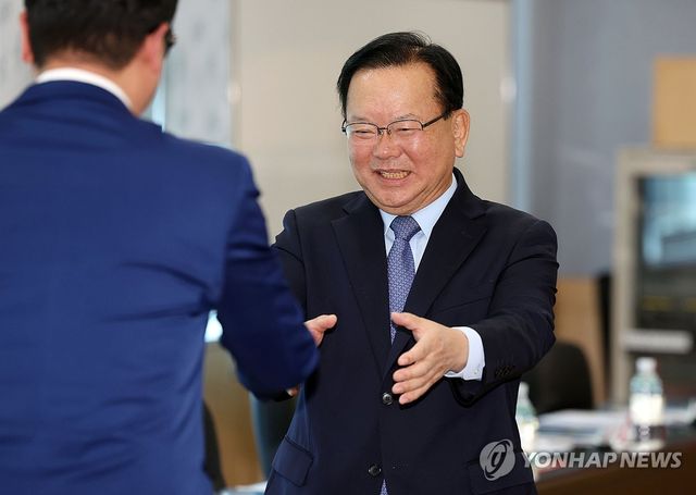 밝게 인사하는 김부겸