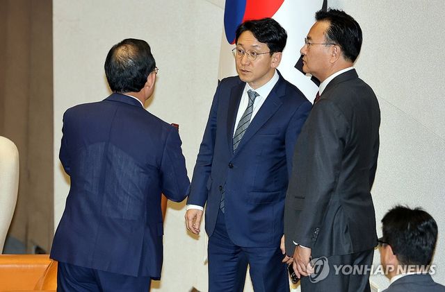 대화하는 주호영 국회 부의장과 여야 수석부대표