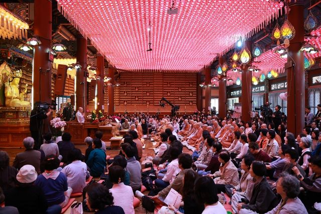 봉은사에서 법문하는 혜국스님