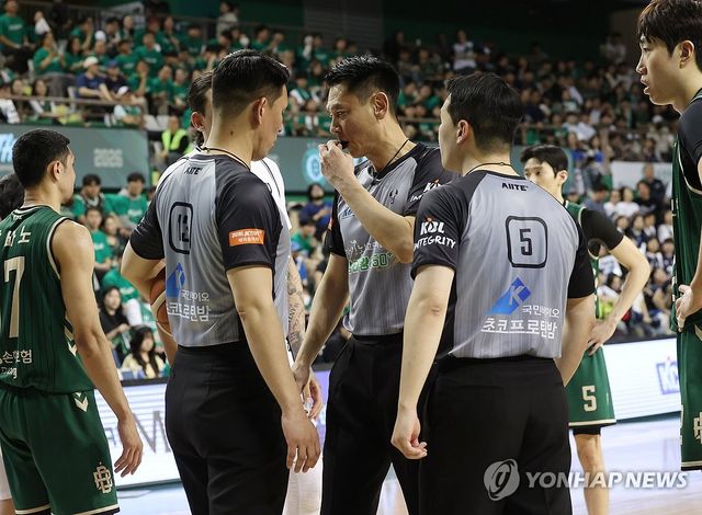 의논하는 심판들