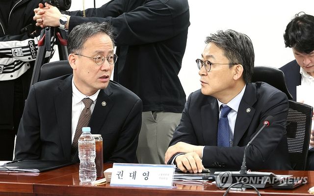 얘기 나누는 이형일 재정경제부 1차관-권대영 금융위 부위원장