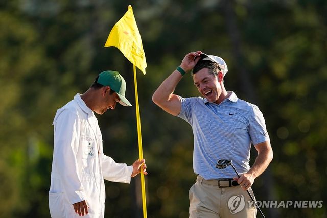 환하게 웃는 매킬로이