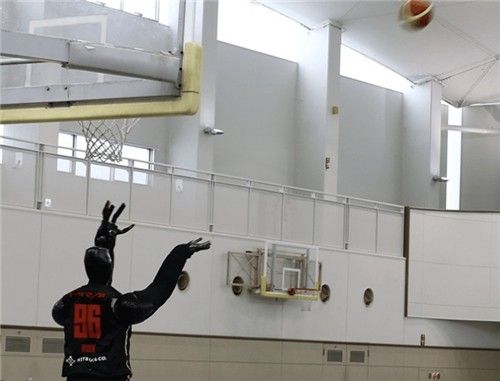 도요타의 휴머노이드 로봇 '큐'가 농구를 하는 장면