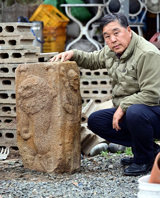 구정동 방형분 모서리돌 추정 석재 발견한 이진락 경주시의원