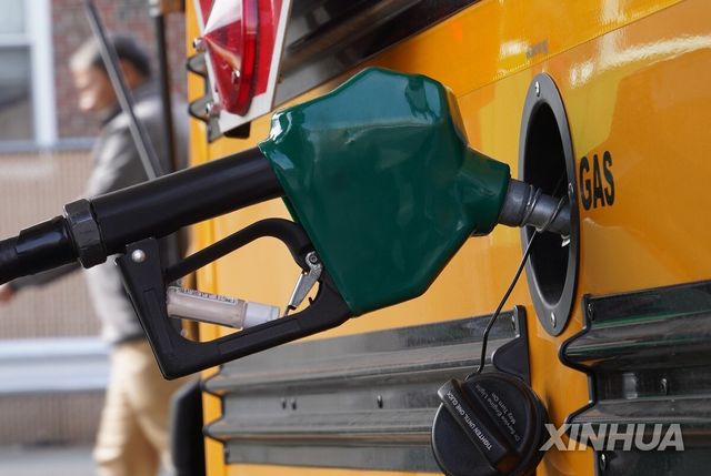 뉴욕의 한 주유소에서 연료를 채우는 스쿨버스