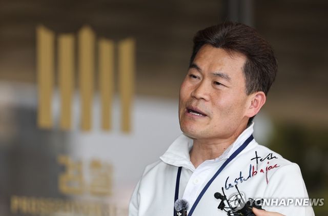 취재진에 입장 밝히는 전한길