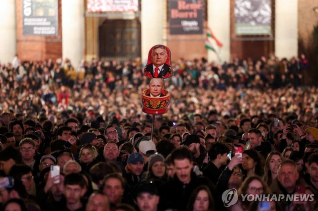 오르반 헝가리 총리와 푸틴 러시아 대통령의 밀착 관계를 러시아 전통인형으로 풍자한 플래카드