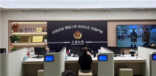 국제중앙상무구역에서 행정 상담 중인 중국 공안