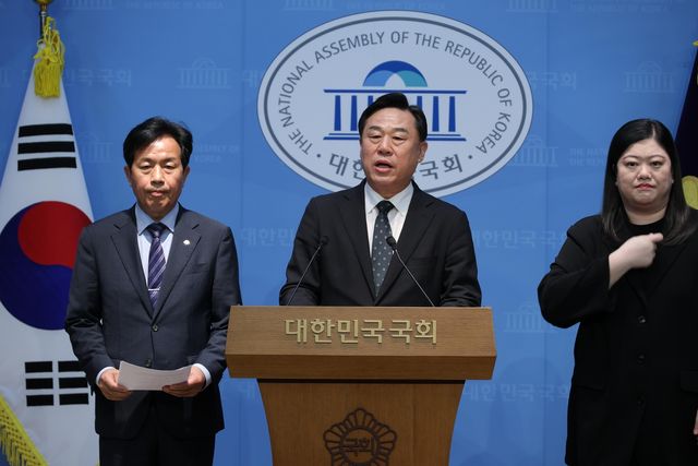 기자회견 하는 김종훈 진보당 울산시장 후보