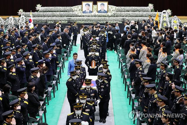 동료 가는 길 배웅하는 소방관들