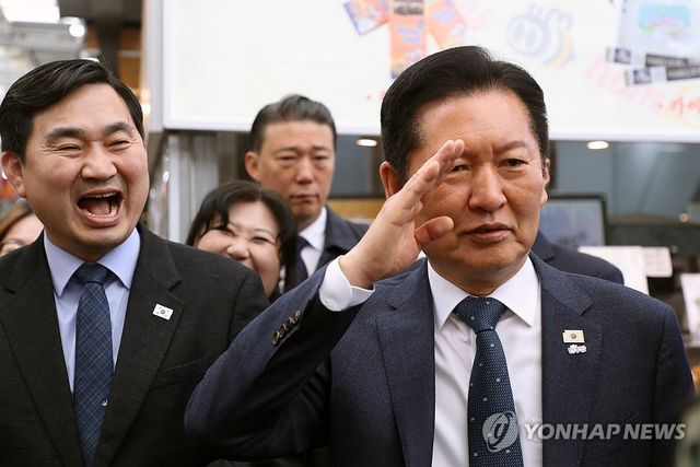 군인과 마주친 정청래 대표