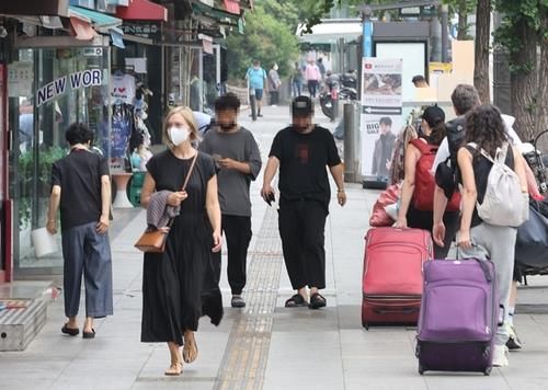 서울 용산구 이태원 거리에 여행가방을 든 외국인들이 지나가는 모습