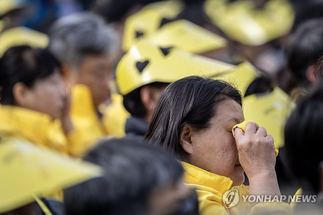 눈물 흘리는 유가족들