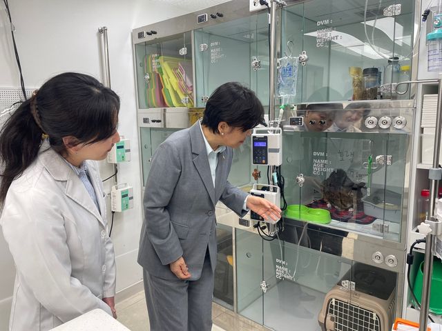 입원한 반려동물을 살피는 송미령 농식품부 장관