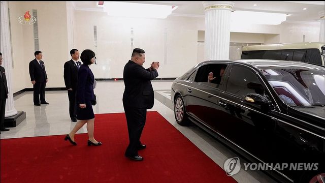 왕이 중국 외교부장에 작별인사하는 김정은