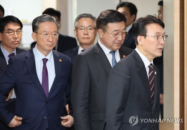 대국민담화 위해 브리핑실 입장하는 김민석 총리