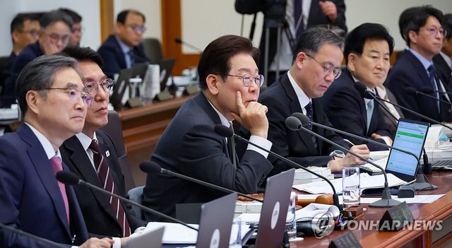 발언 듣는 이재명 대통령