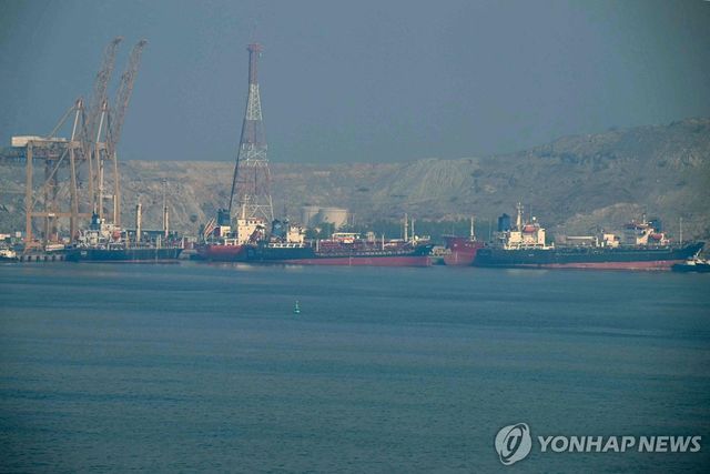 호르무즈 해협 안에 발이 묶여 있는 유조선들