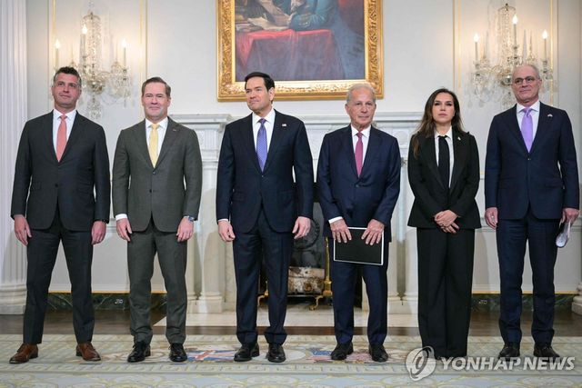 루비오 장관(왼쪽에서 세번째) 등 이스라엘-레바논 협상 참석자들