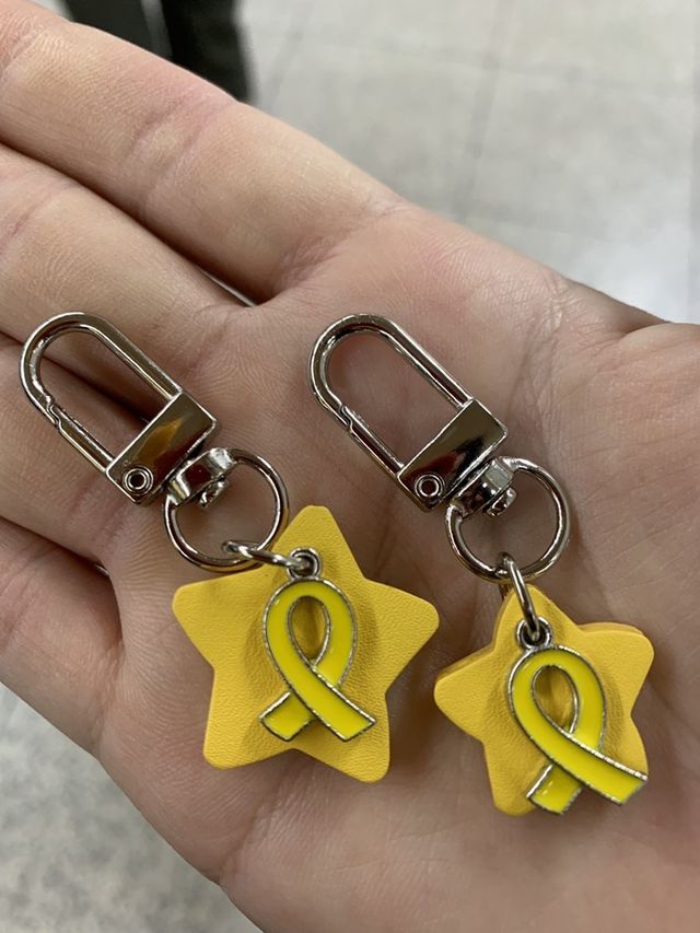 김원경·방희준 씨 부부가 만든 노란 리본 가죽 키링