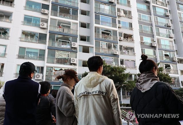 폭발 흔적 지켜보는 주민들