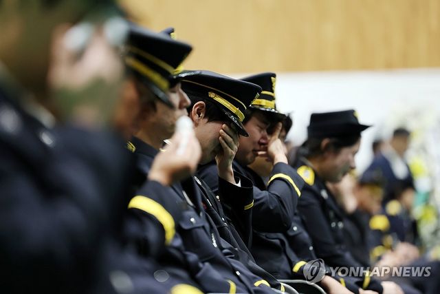 동료 떠나보내는 소방관