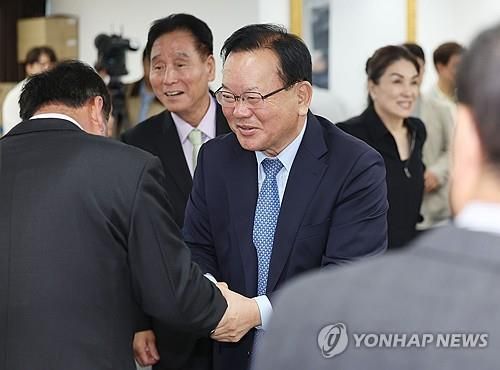 상인들과 밝게 인사하는 김부겸