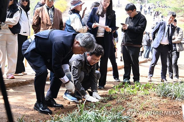 들꽃 식재하는 허민 국가유산청장