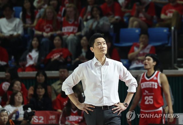 굳은 표정의 전희철 SK 감독