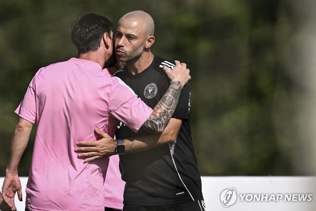 리오넬 메시와 포옹하는 하비에르 마스체라노 감독