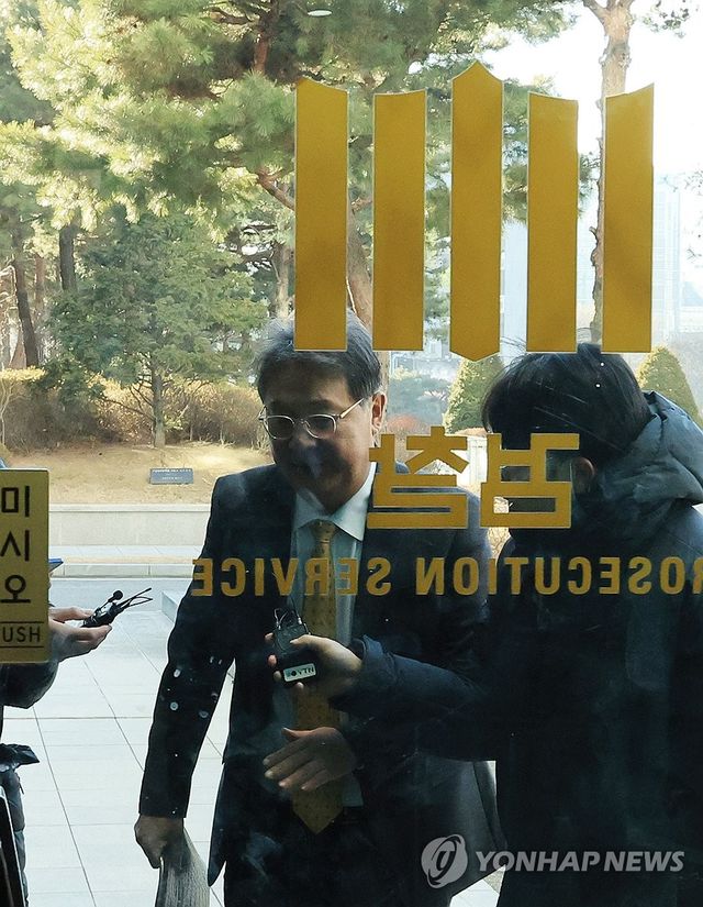 검찰 들어서는 방용철 쌍방울 전 부회장