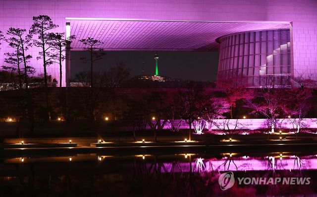 핑크빛으로 물든 국립중앙박물관