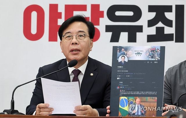 이 대통령 SNS 게시글 지적하는 송언석 원내대표