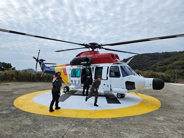 헬기로 환자 이송 중인 군산 해경