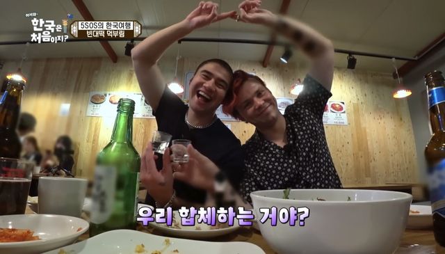 2019년 8월 광장시장을 찾은 호주 록밴드 파이브 세컨즈 오브 서머