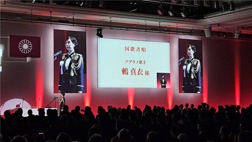 자민당 행사에서 일본 국가를 부르는 자위대원